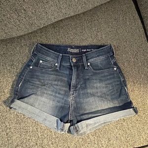 Levi’s signature high rise shorts size 2/26